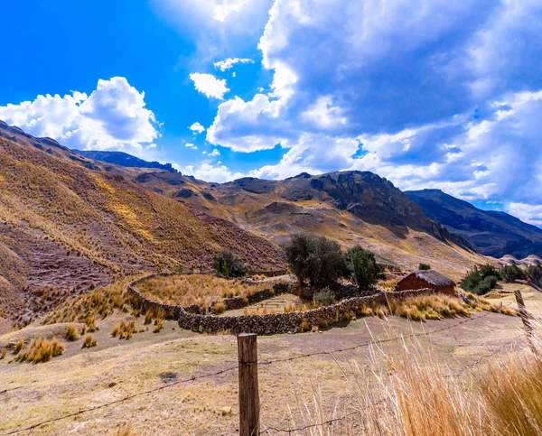 Huancavelica Bulunan Tipik Bir Kırsal Peru Dağları — Stok fotoğraf
