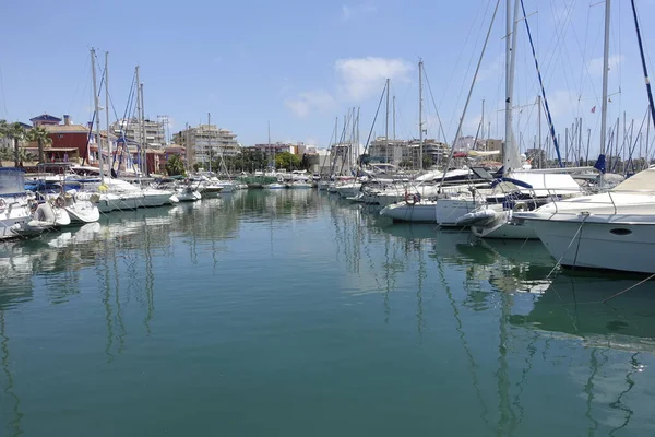 Mezinárodní Přístav Torrevieja Španělsko Řadami Zakotvených Lodí Vodě — Stock fotografie