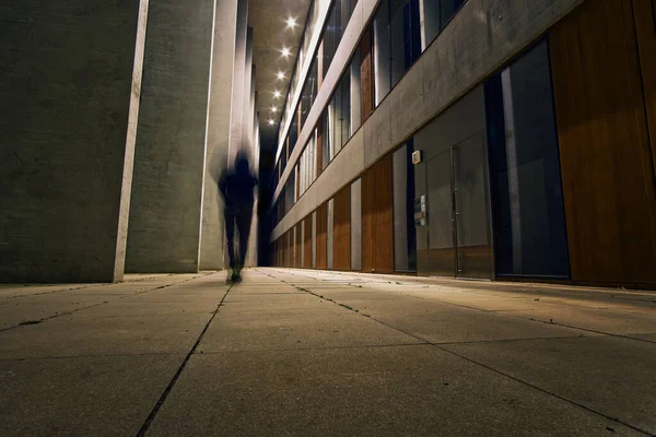 Tiro Ângulo Baixo Homem Usando Capuz Andando Prédio Vazio — Fotografia de Stock