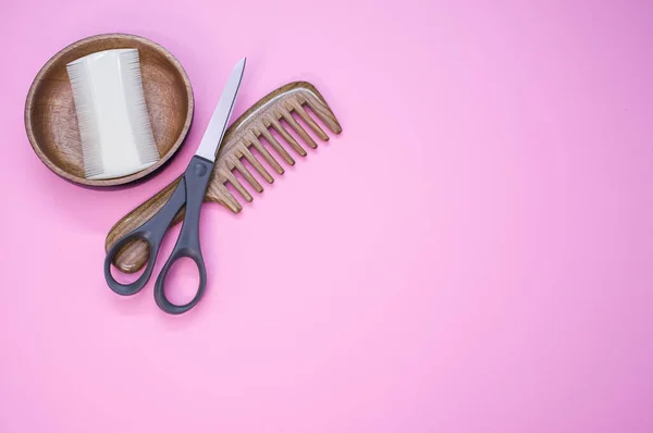 Closeup Shot Scissors Hair Comb Pink Surface Copy Space — Stock Photo, Image