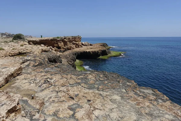 Piękny Widok Skalistego Brzegu Jasnego Horyzontu Plaży Locos Torrevieja Hiszpania — Zdjęcie stockowe