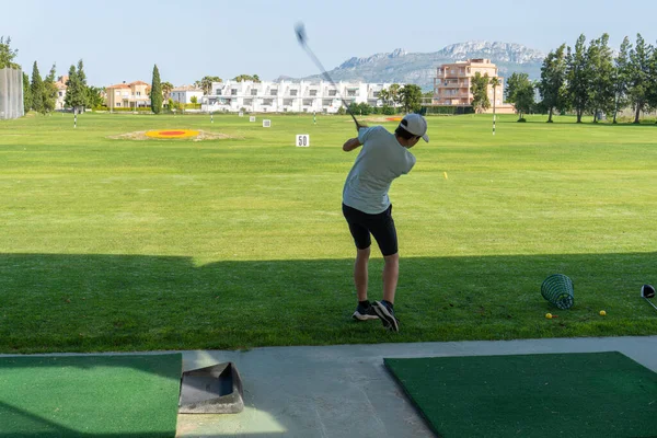 Egy Közeli Kép Egy Fiatal Férfiról Aki Golfozik Golfpályán — Stock Fotó