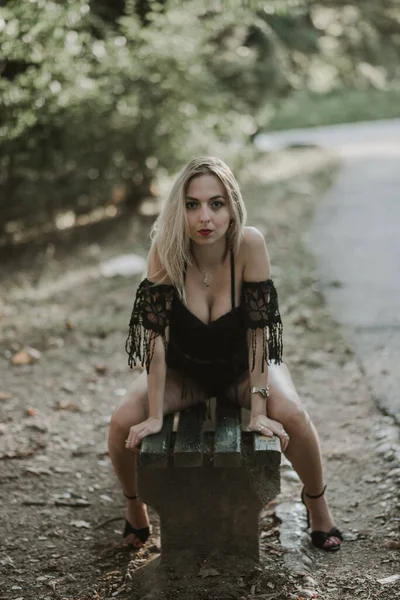 Sexy Blonde Female Posing Wooden Bench Park — Stock Photo, Image