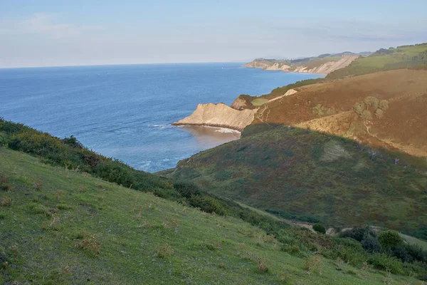 Mesmerizing Landscape Green Cliffs Ocean Clear Skyline — Stock Photo, Image