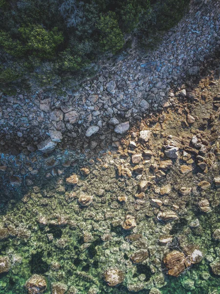 有清澈海水的岩石海岸的垂直拍 — 图库照片