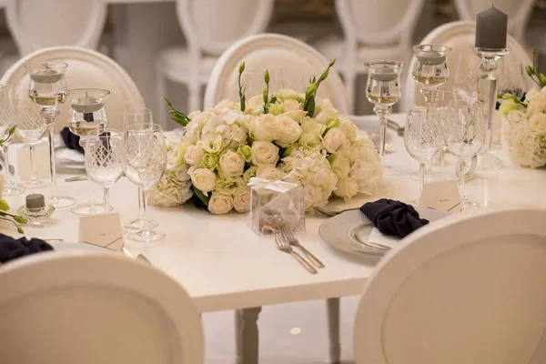 Τραπέζι Γάμου Διακοσμημένο Λευκά Λουλούδια Και Γυάλινα Κηροπήγια — Φωτογραφία Αρχείου