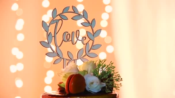 Hermoso Pastel Goteo Boda Con Cartas Amor Flores Frescas — Vídeos de Stock
