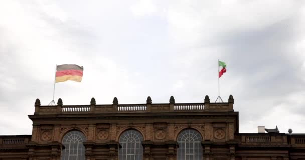 ドイツとノルトライン ヴェストファーレン州の旗を持つデュッセルドルフの建物の4K映像 — ストック動画