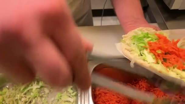 Uma Filmagem Uma Equipa Cozinha Masculina Apanhar Vegetais Frescos Para — Vídeo de Stock