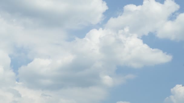 Μια Γραφική Θέα Των Λευκών Χνουδωτά Σύννεφα Ένα Μπλε Ουρανό — Αρχείο Βίντεο
