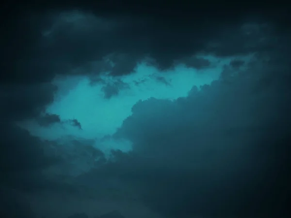 青い空のローアングルショット — ストック写真