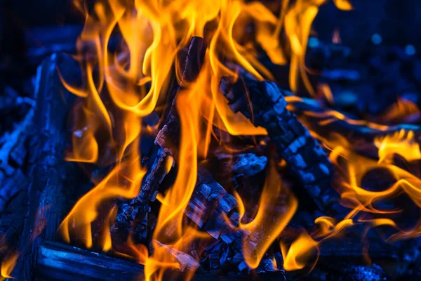 Płonące Wióry Drewna Tworzą Węgiel Przygotowanie Grilla Ogień Przed Gotowaniem — Zdjęcie stockowe