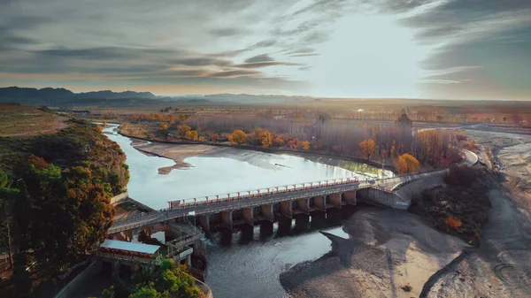 Nehir Sağ Ufuk Çizgisi Üzerinde Köprüsü Olan Bir Arazinin Havadan — Stok fotoğraf