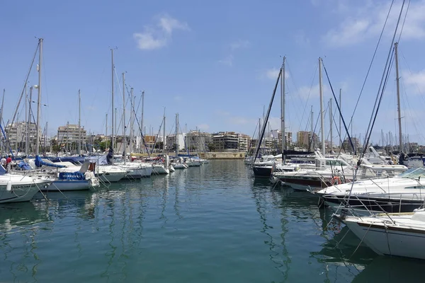 Egy Gyönyörű Lövés Kis Hajók Dokkolt Nemzetközi Kikötő Torrevieja Spanyolország — Stock Fotó