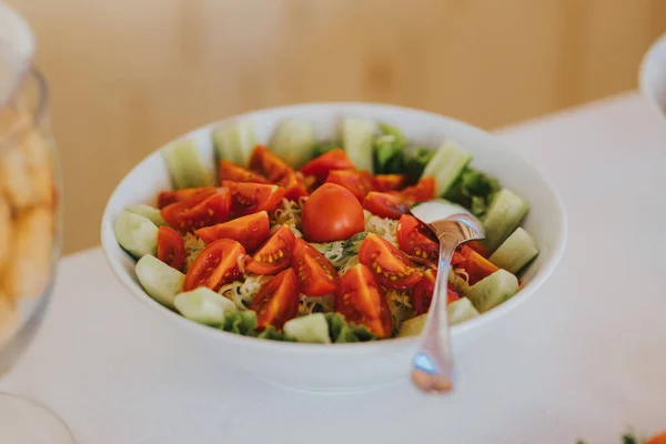 Primer Plano Una Ensalada Con Tomates Pepinos Tazón — Foto de Stock