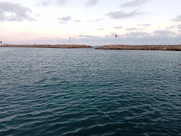Pemandangan Laut Cakrawala Dengan Langit Biru Dan Dinding Dengan Bendera — Stok Foto