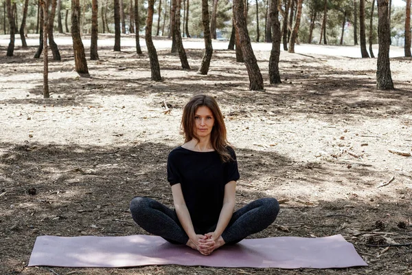 Eine Frau Mittleren Alters Sportkleidung Meditiert Einem Park — Stockfoto