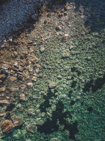 Ένα Κάθετο Πλάνο Βραχώδους Ακτής Καθαρά Νερά — Φωτογραφία Αρχείου