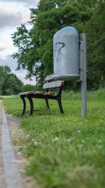 Eine Vertikale Aufnahme Einer Holzbank Hintergrund Der Bäume — Stockfoto