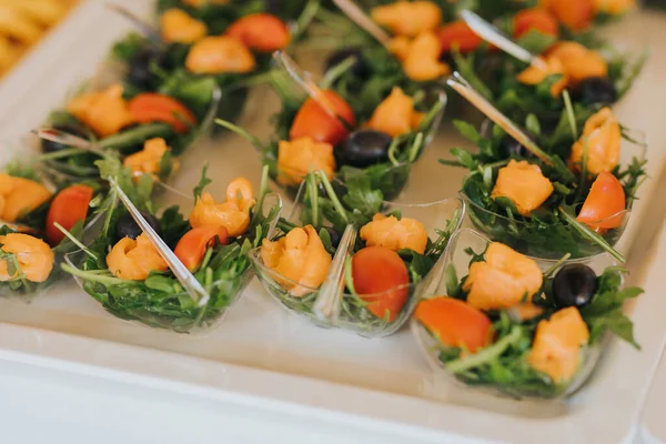 Een Close Shot Van Kleine Salades Met Kip Arugula Een — Stockfoto