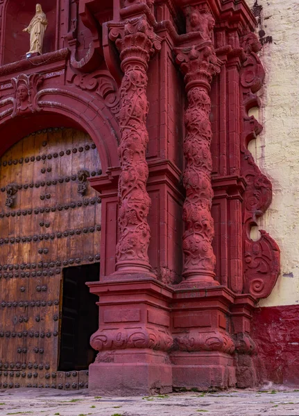 Een Verticale Opname Van Solomonische Barokke Stijl Kolommen Kathedraal Van — Stockfoto