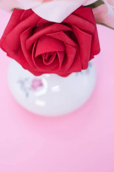 Krásné Růže Váze Růžovém Povrchu — Stock fotografie