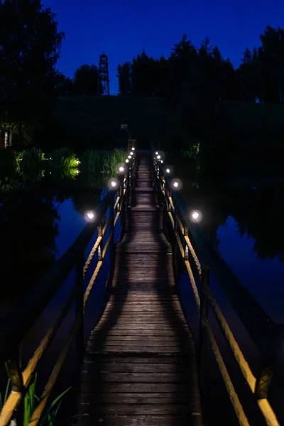 Colpo Verticale Ponte Legno Con Lampade Parco Notturno — Foto Stock