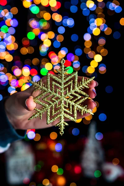 Una Toma Vertical Mano Sosteniendo Decoración Copo Nieve Navidad Aislada — Foto de Stock