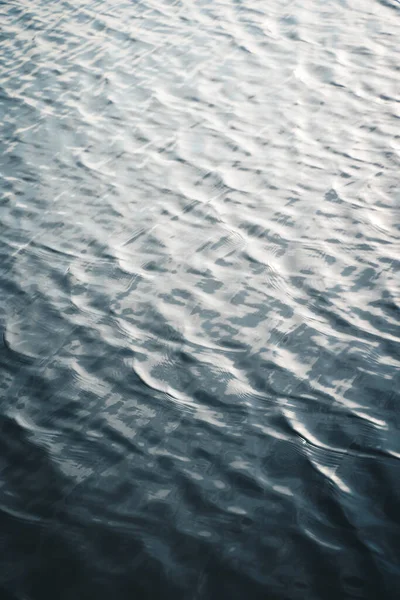 Une Vue Angle Élevé Une Surface Eau Ondulée — Photo