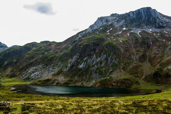 Small Lake Rock Cloudy Sky — Stock Photo, Image