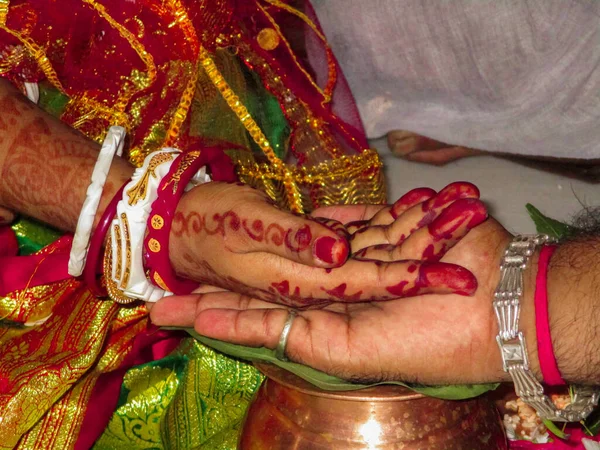 Närbild Målad Kvinnas Hand Mans Hand Vid Indisk Hinduisk Bröllopsceremoni — Stockfoto