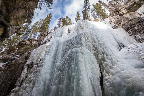 Colpo Basso Angolo Una Cascata Panoramica Una Giornata Nuvolosa — Foto Stock