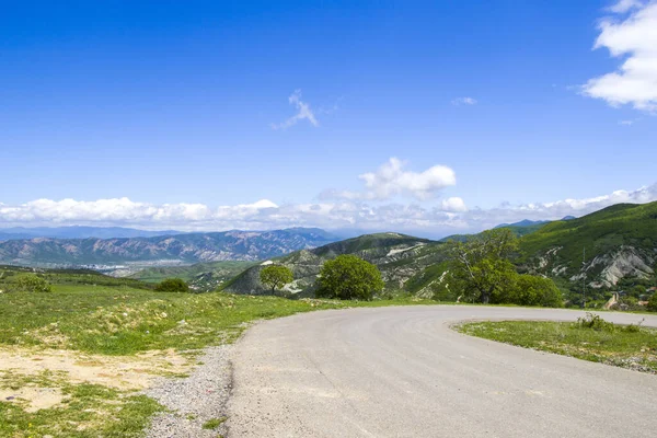 Cielo Nuvoloso Sull Autostrada Asfaltata Paesaggi Verdi Natura Urbano Insieme — Foto Stock