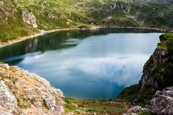 Pequeno Lago Cercado Por Colinas Rochosas — Fotografia de Stock