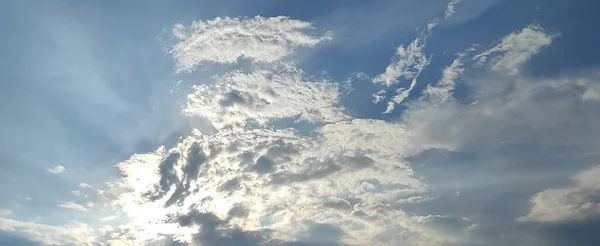 Ein Blauer Himmel Mit Wolken Hintergrund Und Struktur — Stockfoto