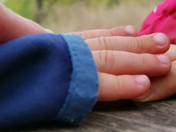 Eine Nahaufnahme Der Hand Eines Niedlichen Kindes — Stockfoto