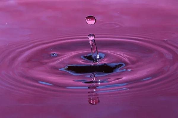 Close Uma Gota Água Pingando Sobre Água Com Reflexo Azul — Fotografia de Stock