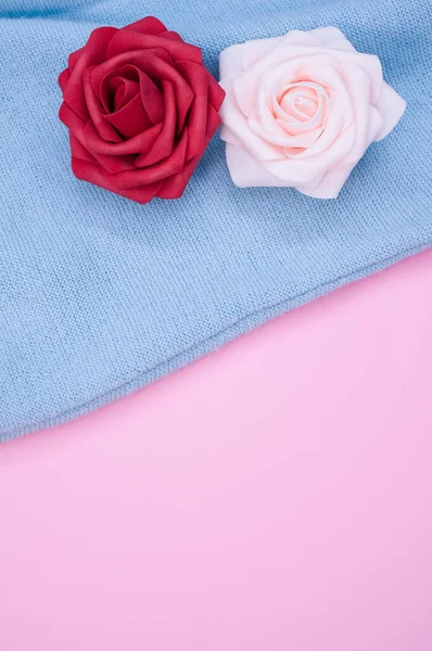 Close Das Rosas Coloridas Artificiais Decorativas Tecido Azul — Fotografia de Stock