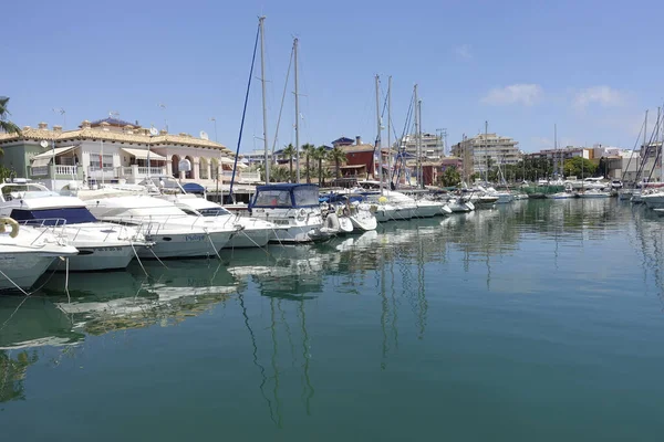 Día Soleado Puerto Deportivo Internacional Torrevieja Con Filas Barcos Blancos —  Fotos de Stock