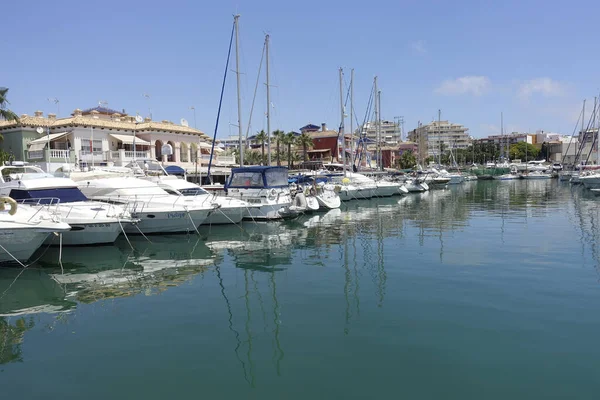 Slunečný Den Mezinárodním Přístavu Torrevieja Řadami Bílých Lodí Zakotvených Vodě — Stock fotografie