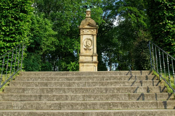 Gündüz Vakti Parktaki Bir Anıta Güzel Bir Merdiven Manzarası — Stok fotoğraf
