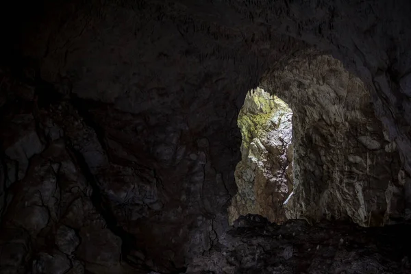 Una Misteriosa Vista Entrada Soucre Luz Una Cueva —  Fotos de Stock