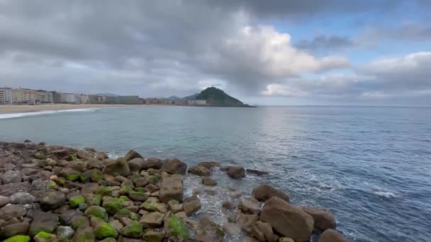 Кадри Скелястого Узбережжя Будівлями Горою Задньому Плані Літній Час — стокове відео