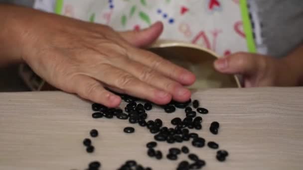 Primer Plano Una Mujer Poniendo Frijoles Negros Recipiente Plástico — Vídeo de stock