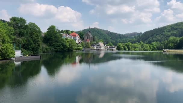 Malowniczy Widok Spokojnego Jeziora Tłem Budynków Pod Zachmurzonym Niebem — Wideo stockowe