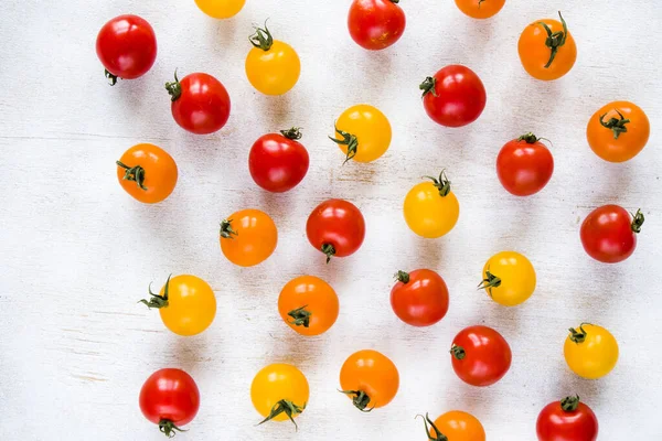 Uma Vista Superior Tomates Cereja Coloridos Simetricamente Dispostos Isolados Superfície — Fotografia de Stock