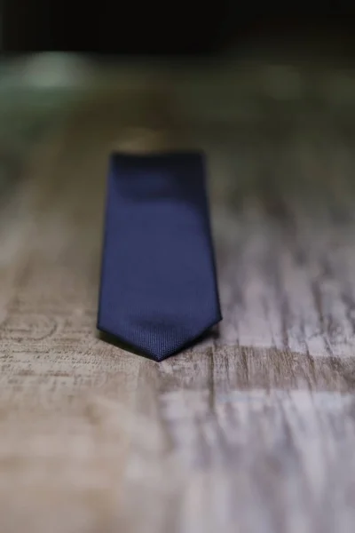 Une Cravate Noire Classique Pour Look Jour Mariage — Photo