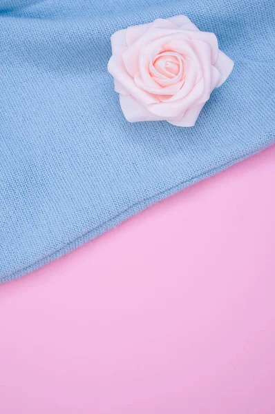 Close Rosa Artificial Decorativa Subiu Sobre Tecido Azul — Fotografia de Stock