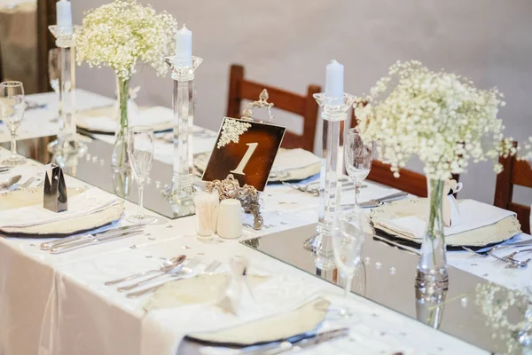 Ett Bröllopsbord Dekorerat Med Blommor Och Ljusstakar Glas — Stockfoto