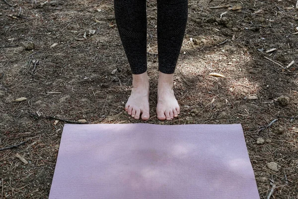 Primer Plano Una Mujer Parada Cerca Una Esterilla Yoga Parque —  Fotos de Stock